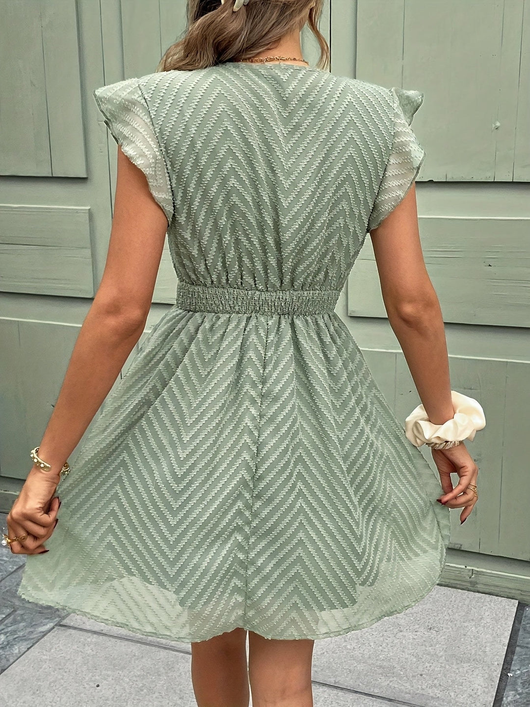 Ärmelloses Nayora Kleid mit V-Ausschnitt